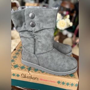 Skechers sz 9 gray memory foam boots Never worn - fur lining inside.